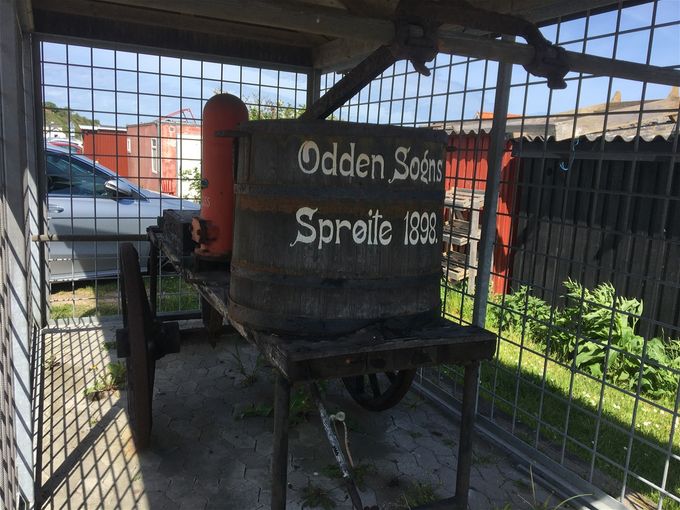 Odden sogns gamle brandsprøjte fra 1898, som kan ses i Odden Havneby (foto: Morten Møller Hansen, 2020)